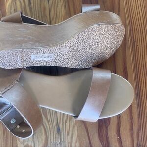 NEW NEW Color Tan plataform sandals.